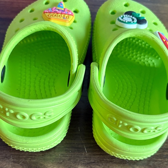 CROCS Kids Neon Green Slippers with Fun Charms - Picture 2 of 3